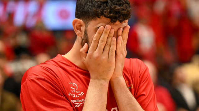 תומר גינת, הפועל תל אביב (צילום: ברני ארדוב)