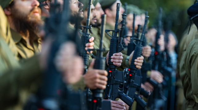 חיילים חרדים מחטיבת חשמונאים (צילום: יונתן שאול, פלאש 90)