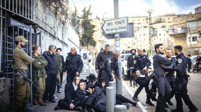 הפגנת חרדים מול לשכת הגיוס בירושלים (צילום: חיים גולדברג, פלאש 90)