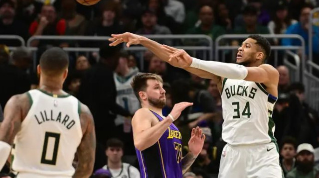 הבאקס התאוששו. יאניס מול דונצ'יץ' (צילום: רויטרס)