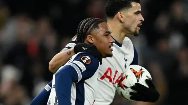 לחץ גבוה, חטיפה ברחבה ושער קל. סולנקה ואודובר (צילום: רויטרס)