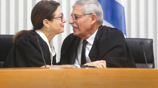 אורי שוהם ואסתר חיות בטקס פרישתו מהעליון ב-2018. בתור נציב הוא הדף את כל התלונות שהוגשו נגדה  (צילום: מרק ישראל סלם)