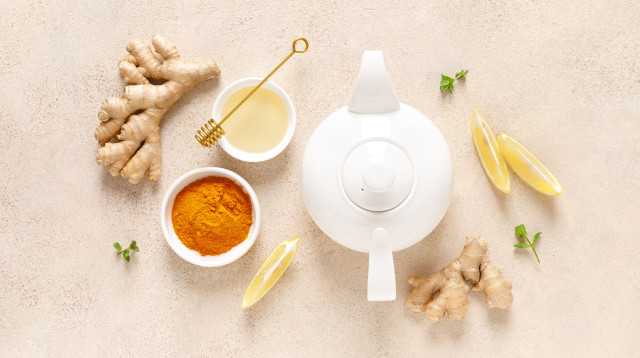 תה ג'ינג'ר וכורכום (צילום: אינג'אימג')