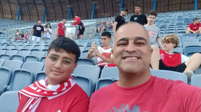 "לרגע חשבתי שזו מתיחה". חזי ובנו נבו במשחק של הפועל תל אביב (צילום: באדיבות המשפחה)