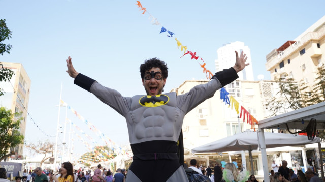 נתניה חוגגת פורים בסימן גיבורי-על (צילום: דוברות עיריית נתניה)