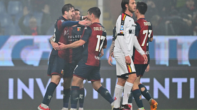 פאביו מירטי חוגג עם שחקני גנואה (צילום: GettyImages, Simone Arveda)