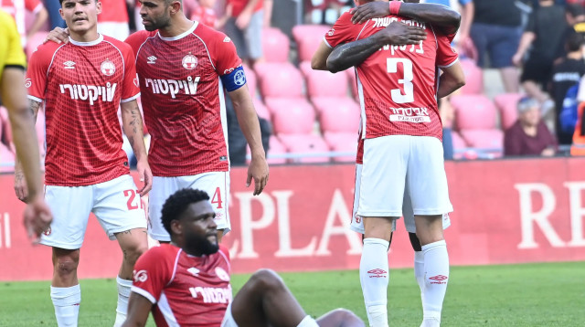 קרלוס פונק לצד מתן בלטקסה שחקני הפועל באר שבע (צילום: ברני ארדוב)