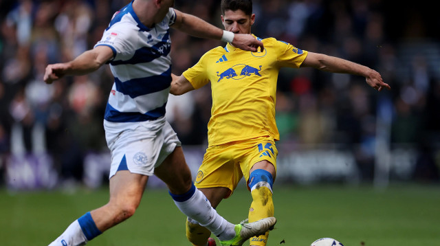 מנור סולומון שחקן לידס יונייטד מול ג'ימי דאן שחקן ק.פ.ר (צילום: GettyImages, Harry Murphy)