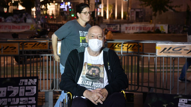 איציק הורן, אביהם של יאיר הורן שחזר מהשבי ואיתן הורן שעדיין שבוי בעזה (צילום: אבשלום ששוני)