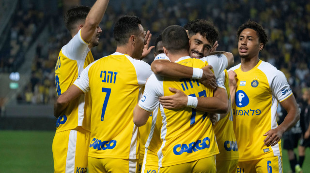 שחקני מכבי תל אביב חוגגים (צילום: שירה קז)