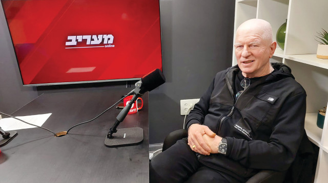 אלי לוזון בפודקאסט  (צילום: מעריב)