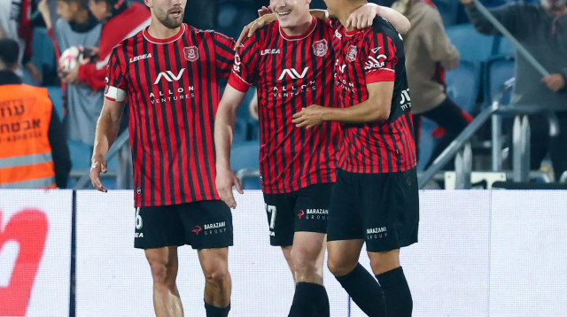 מתן חוזז, אוהד אלמגור, עומר אגבדיש שחקני הפועל ירושלים חוגגים (צילום: דני מרון)