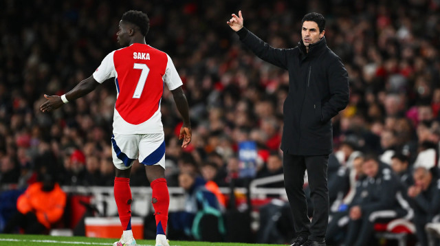 מאמן ארסנל מיקל ארטטה לצד בוקאיו סאקה (צילום: GettyImages)