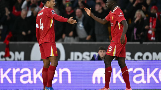 וירג'יל ואן דייק לצד איברהימה קונאטה שחקני ליברפול (צילום: GettyImages)