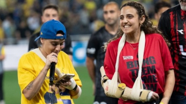 רומי גונן ואמילי דמארי במשחק הפועל חיפה נגד מכבי ת"א (צילום: שירה קז)