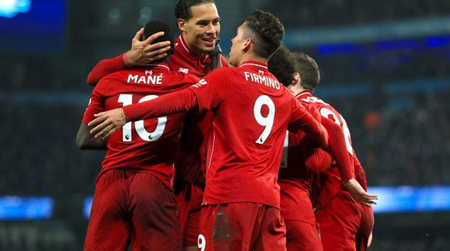 שחקני ליברפול חוגגים (צילום: Mike Egerton - EMPICS)