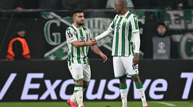 מוחמד אבו פאני שחקן פרנצווארוש חוגג שער עם ז'וליו רומאו (צילום: אתר רשמי, ATTILA KISBENEDEK/AFP)