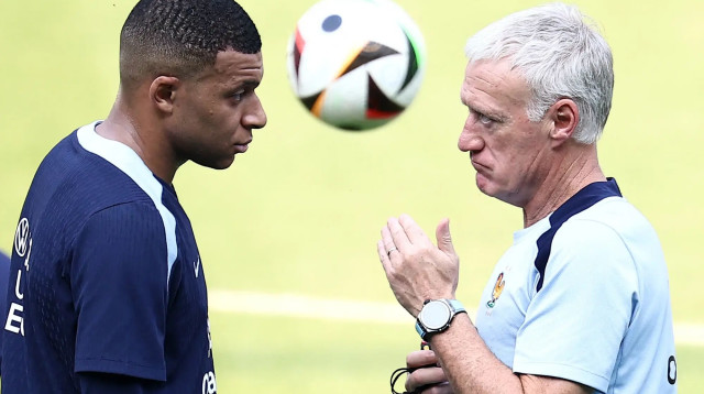קיליאן אמבפה עם דידייה דשאן באימון נבחרת צרפת (צילום: GettyImages, FRANCK FIFE/AFP)