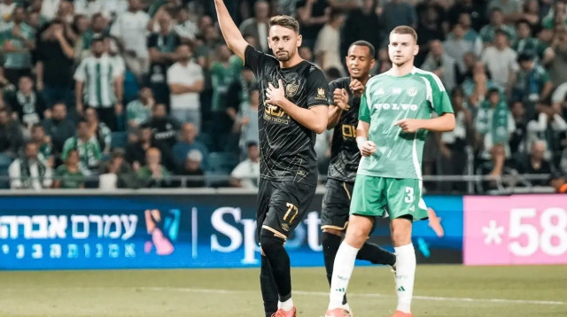 עומר אצילי שחקן בית"ר ירושלים אחרי שער לרשת מכבי חיפה (צילום: שירה קז)