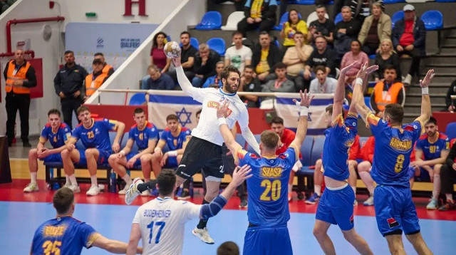 שחקן נבחרת ישראל בכדוריד רם טורקניץ מול הגנת רומניה (צילום: אתר רשמי, באדיבות איגוד הכדוריד ברומניה - Eduard S)