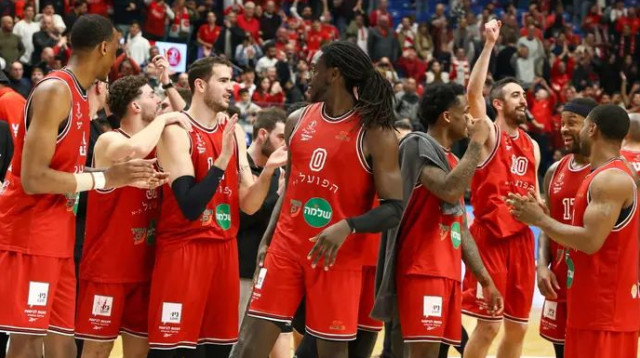 שחקני הפועל תל אביב חוגגים (צילום: דני מרון)