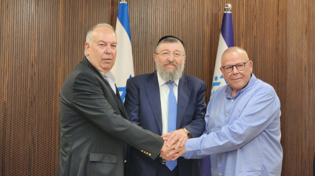 יואב בן צור, ארנון בר דוד ודובי אמיתי בחתימה על ההסכם בענף ההסעדה (צילום: דוברות שר העבודה)