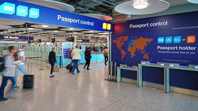 ביקורת דרכונים (צילום: שאטרסטוק)