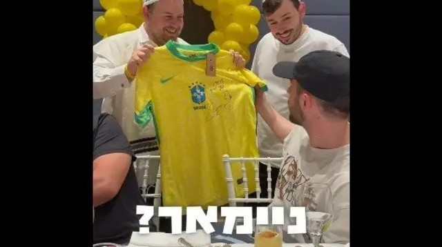 עומר שם טוב מקבל חולצה חתומה של ניימאר (צילום: צילום מסך, .)