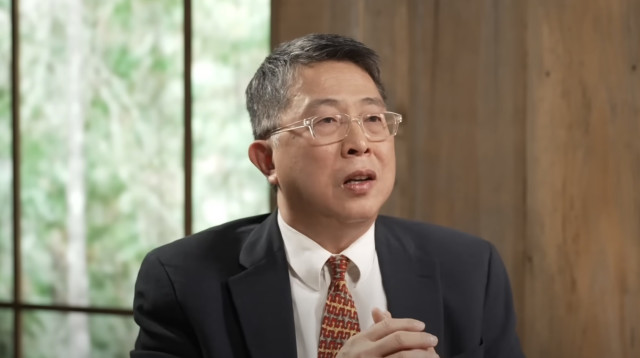 ד״ר וילי סון, טוען שיש אלוהים ושהוא הוכיח את קיומו באמצעות משוואה (צילום: צילום מסך מתוך יוטיוב)