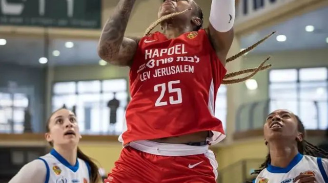 בלי בעיות. מיטשל (צילום: אתר רשמי, ספי מגריזו, איגוד הכדורסל)