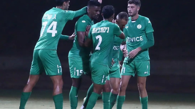 שחקני הפועל כפר סבא חוגגים עם ז'וליו סזאר (צילום: אודי ציטיאט)