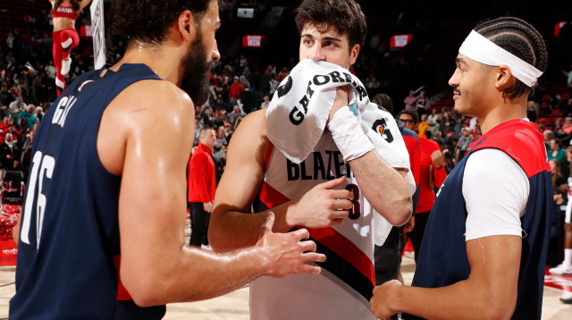 דני אבדיה, פורטלנד טריילבלייזרס, לצד שחקני וושינגטון וויזארדס אנתוני גיל, ג'ורדן פול (צילום: GettyImages, Cameron Browne/NBAE)