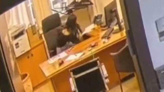 מוריה אסרף מחטטת במגירות משרד ראש הממשלה (צילום: מצלמות אבטחה)