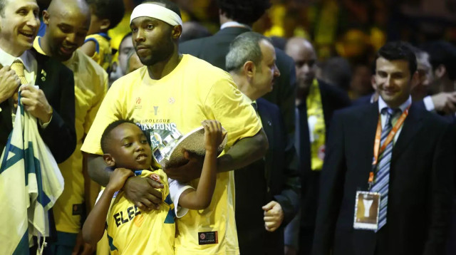 טייריס רייס שחקן מכבי תל אביב עם בנו (צילום: מגד גוזני)