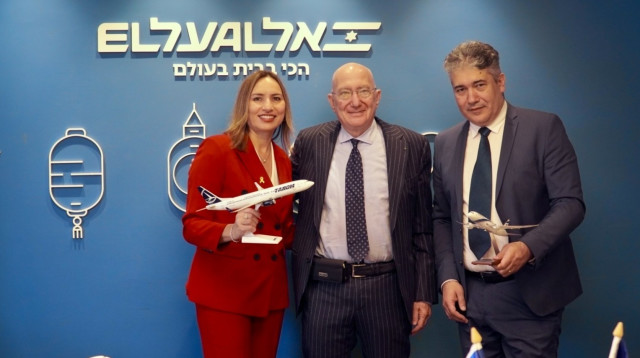 מנכ"לית אל על, דינה בן טל גננסיה, שגריר רומניה בישראל, ראדו יואניד ומנכ"ל טארום, קוסטין יורדאקה (צילום: דוברות אל על)