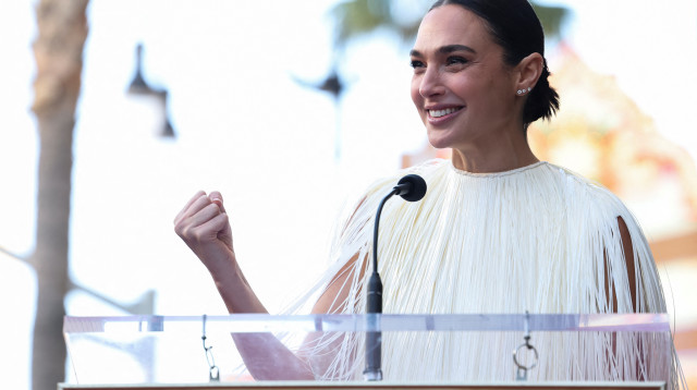 גל גדות מקבלת כוכב בשדרת הכוכבים בהוליווד (צילום: REUTERS/Mario Anzuoni)