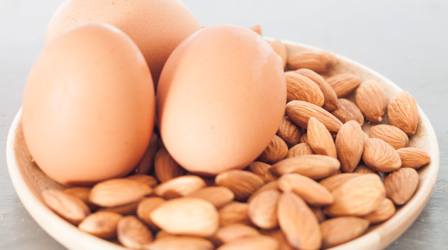 ביצים ושקדים (צילום: אינג'אימג')