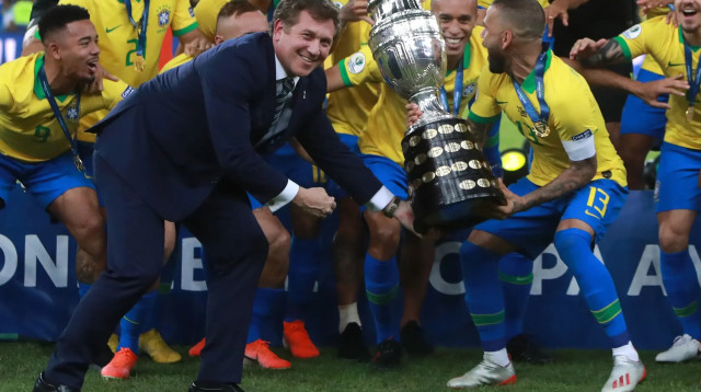 נשיא קונמבול אלחנדרו דומינגס בהנפת נבחרת ברזיל אחרי הזכייה בטורניר קופה אמריקה 2019 (צילום: GettyImages, Bruna Prado)