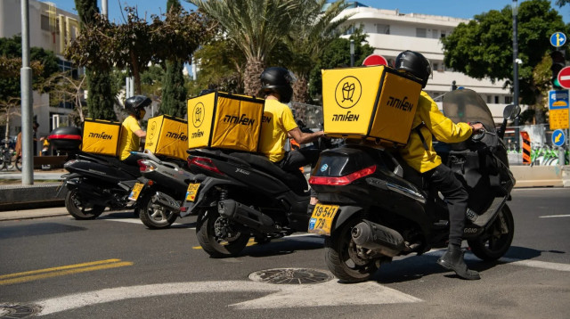 קטנועים של "משלוחה" (צילום: גל איזנר)