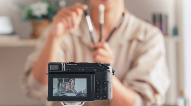 משפיענית. מעדיפים חוות דעת מאוזנת (צילום: אינגאימג')