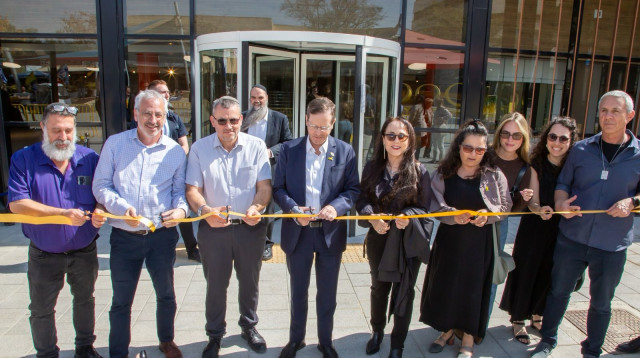 גזירת הסרט של היכל התרבות ע”ש אברהם (בייגה) שוחט ז”ל (צילום: נטלי שטיין)