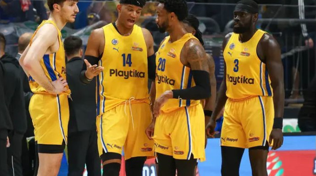 הסגל הקצר נכנע. ריברו והצהובים (צילום: דני מרון)