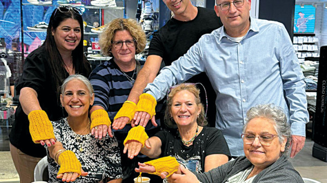 קוניק וניב עם תושבות העיר ביום המעשים הטובים בקניון (צילום: דוברות העירייה)