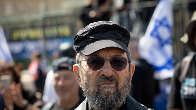 אהוד ברק במחאה נגד פיטורי ראש השבכ רונן בר  (צילום: חיים גולדברג פלאש 90)