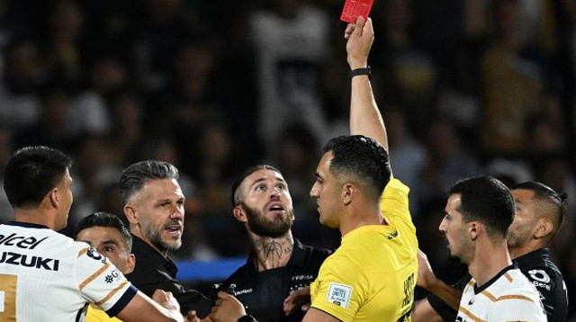 סרחיו ראמוס והכרטיס שהוא מכיר היטב (צילום: YURI CORTEZ)