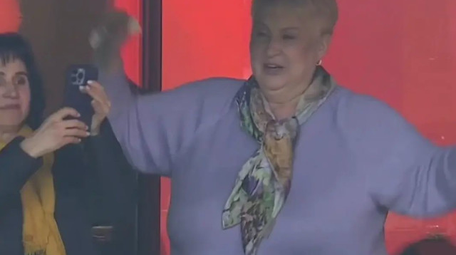 אמו של ארטיום דזיובה שחקן נבחרת רוסיה רוקדת ביציע (צילום: צילום מסך, .)