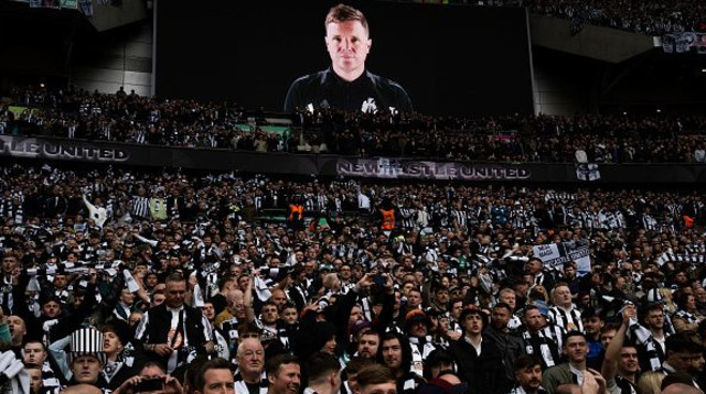 אוהדי ניוקאסל ואדי האו (צילום: Sebastian Frej/MB Media)