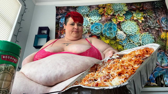 רינאי סטאר, עובדת בתור דוגמנית פטיש, ממלאת פנטזיות של גברים (צילום: SWNS)