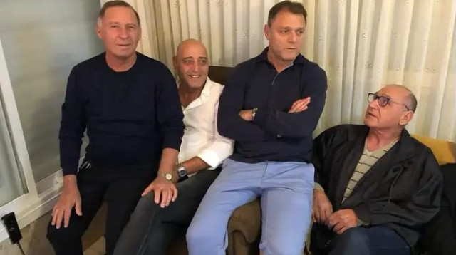 הכול קרה בגלל שעון. יוסי (משמאל) עם אלי (שני מימין) (צילום: באדיבות המצולמים)