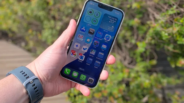 אייפון 16e (צילום: צחי הופמן)